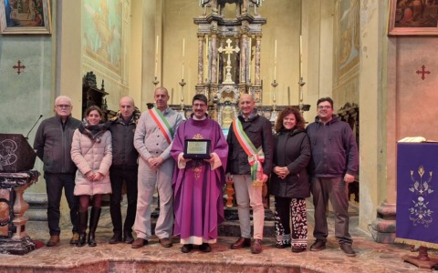 Consegnata la benemerenza civica del suo paese d’origine al prevosto di Lecco don Bortolo Uberti