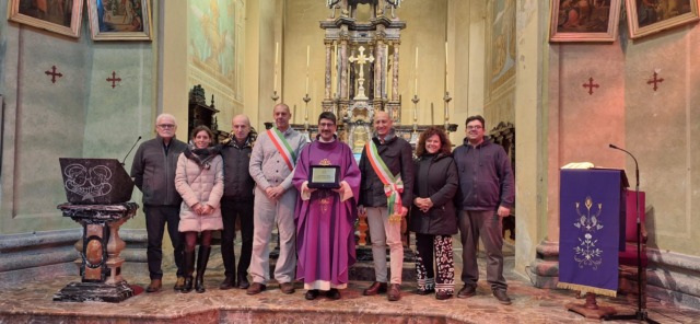 Consegnata la benemerenza civica del suo paese d’origine al prevosto di Lecco don Bortolo Uberti