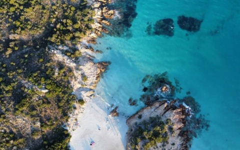 Il vero costo di un charter yacht in Sardegna: da budget a ultra-lusso