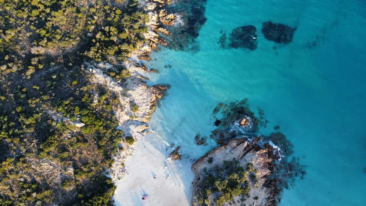 Il vero costo di un charter yacht in Sardegna: da budget a ultra-lusso