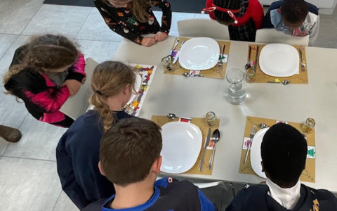 I disegni degli scolari colorano il Natale alla Casa della Carità