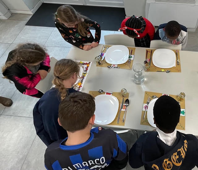 I disegni degli scolari colorano il Natale alla Casa della Carità