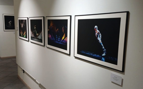 “Finzioni”: prorogata fino al 28 dicembre la mostra fotografica di Federico Wilhelm