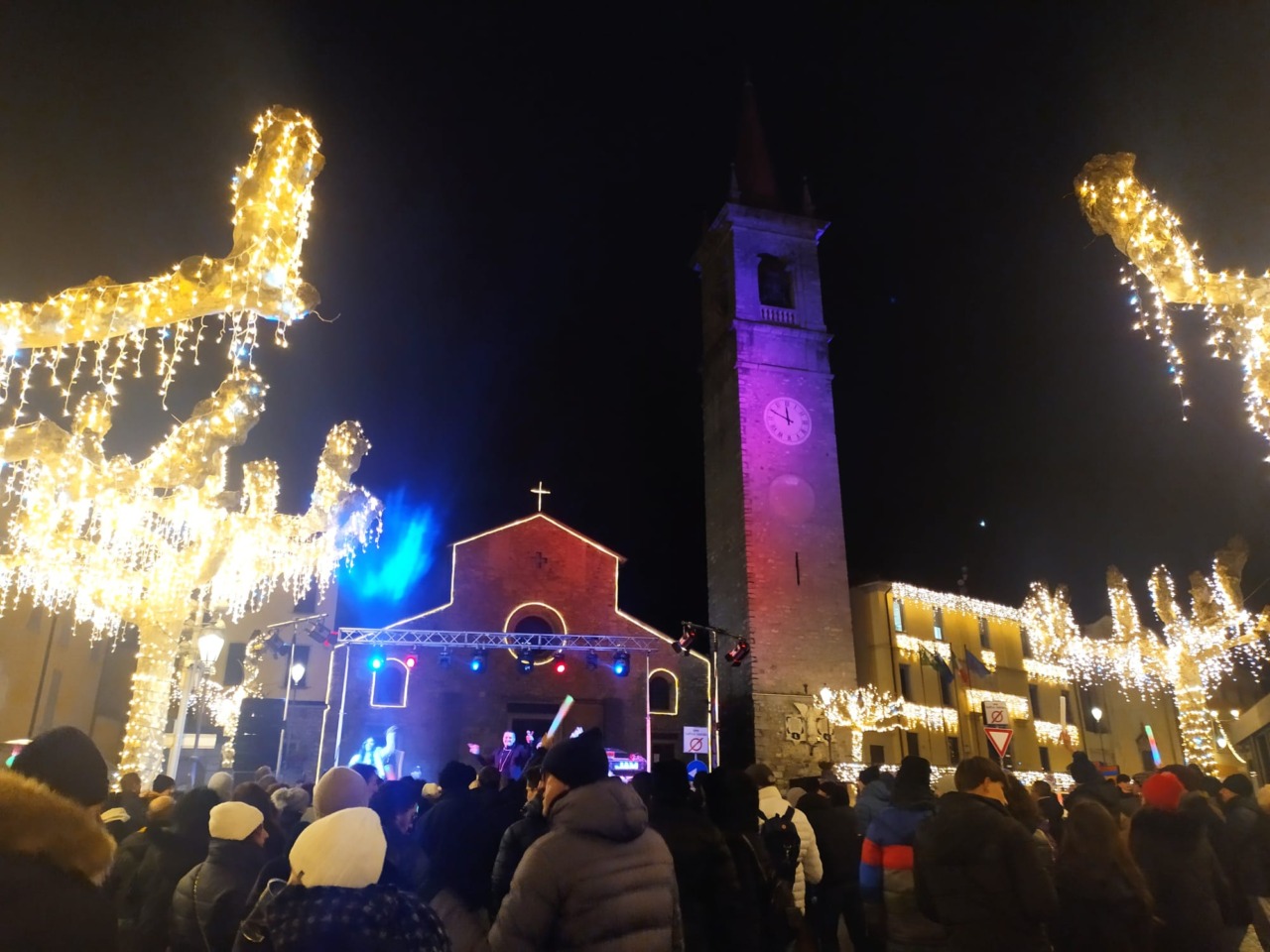 Grande successo per il Capodanno in piazza a Varenna: in tanti a salutare il 2025