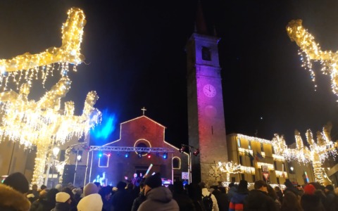 Grande successo per il Capodanno in piazza a Varenna: in tanti a salutare il 2025