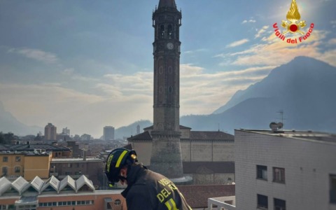 Lecco: Vigili del Fuoco si calano dall’alto per salvare una persona bloccata in casa