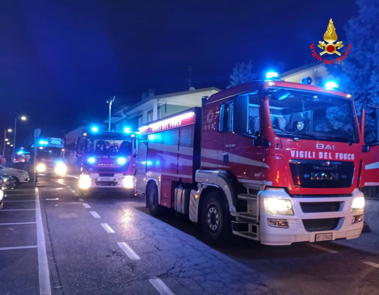 Incendio a Calolziocorte, casotto in fiamme a ridosso di un condominio