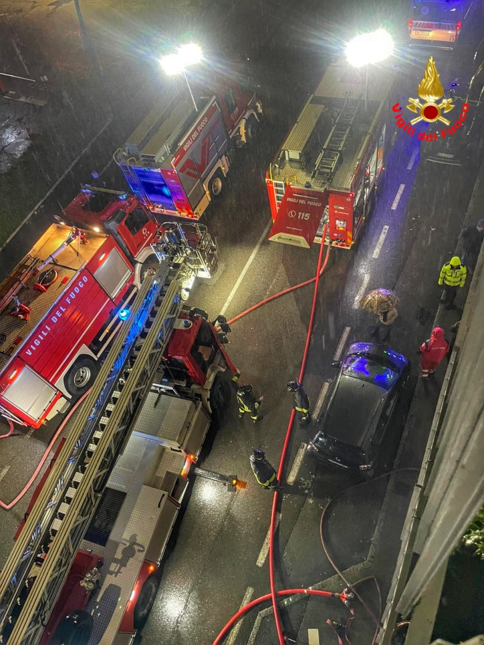 Fiamme e paura nel rione di San Giovanni a Lecco: evacuato stabile di 3 piani