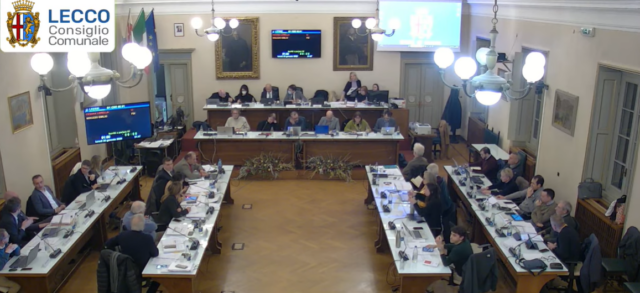 Lecco, approvata la manovra 2026-2028: centro del riuso, Bione e polizia locale al centro del dibattito