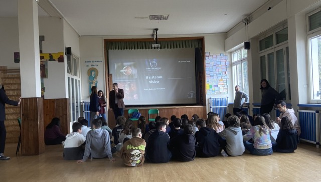 La classe di seconda media all’ascolto del Dottore.