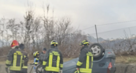 Statale 36: auto ribaltata a Colico
