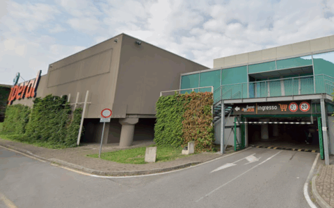 Terrore al parcheggio dell’Iperal: donna rapinata e minacciata con una pistola