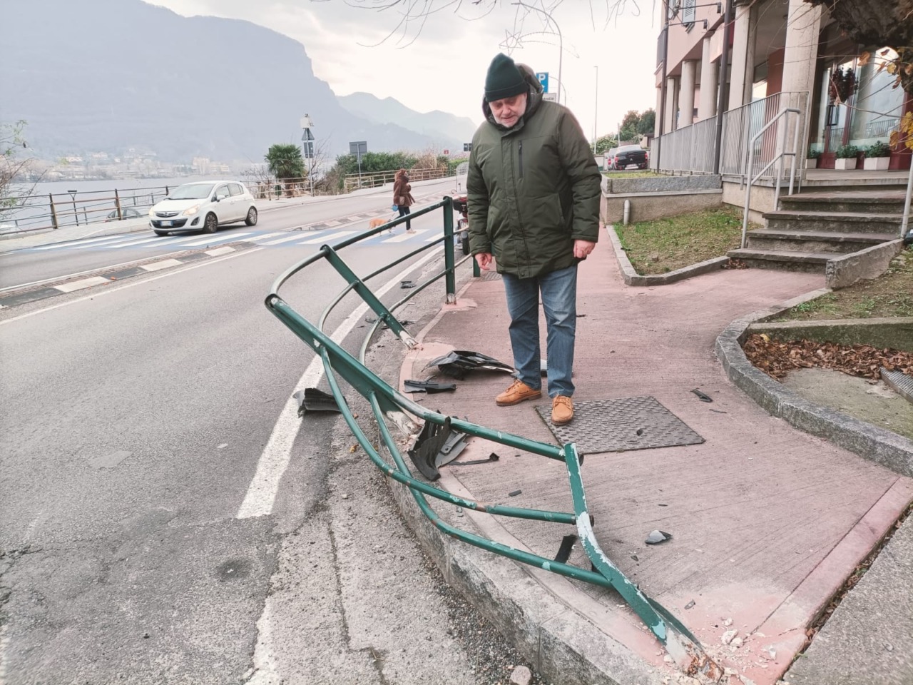 A Pescate il 2026 inizia “col botto”: abbattuta la ringhiera sulla rotonda di via Roma