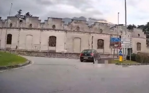 Auto imbocca contromano lo svincolo del tunnel di Lecco: ennesimo episodio sulla Ss36