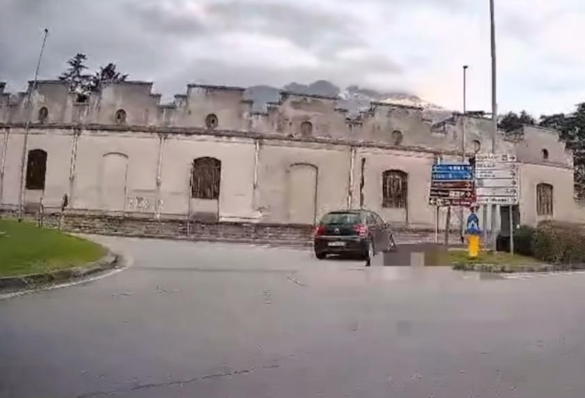 Auto imbocca contromano lo svincolo del tunnel di Lecco: ennesimo episodio sulla Ss36