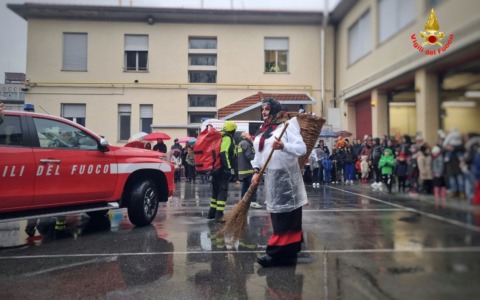 Lecco, Epifania con i Vigili del fuoco: la befana arriverà nel piazzale della caserma