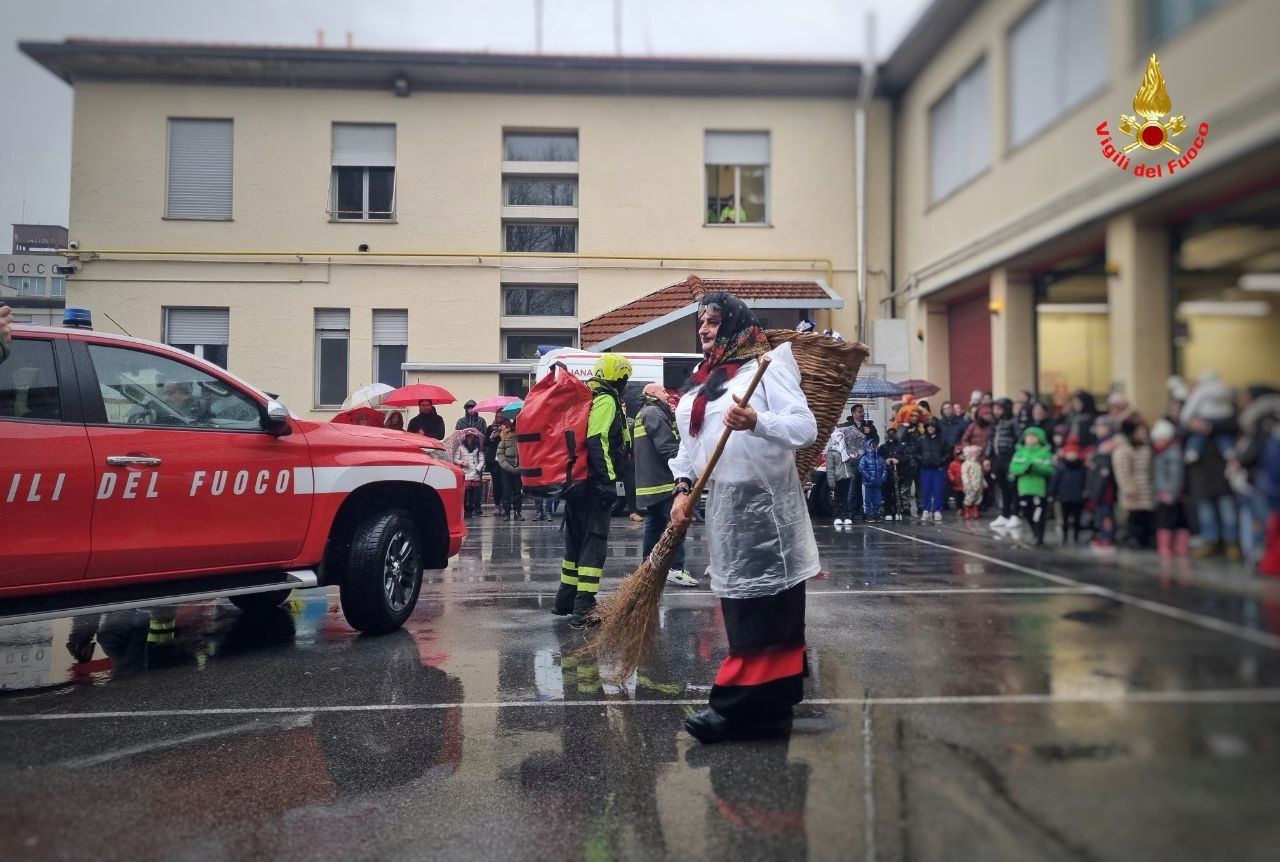 Lecco, Epifania con i Vigili del fuoco: la befana arriverà nel piazzale della caserma