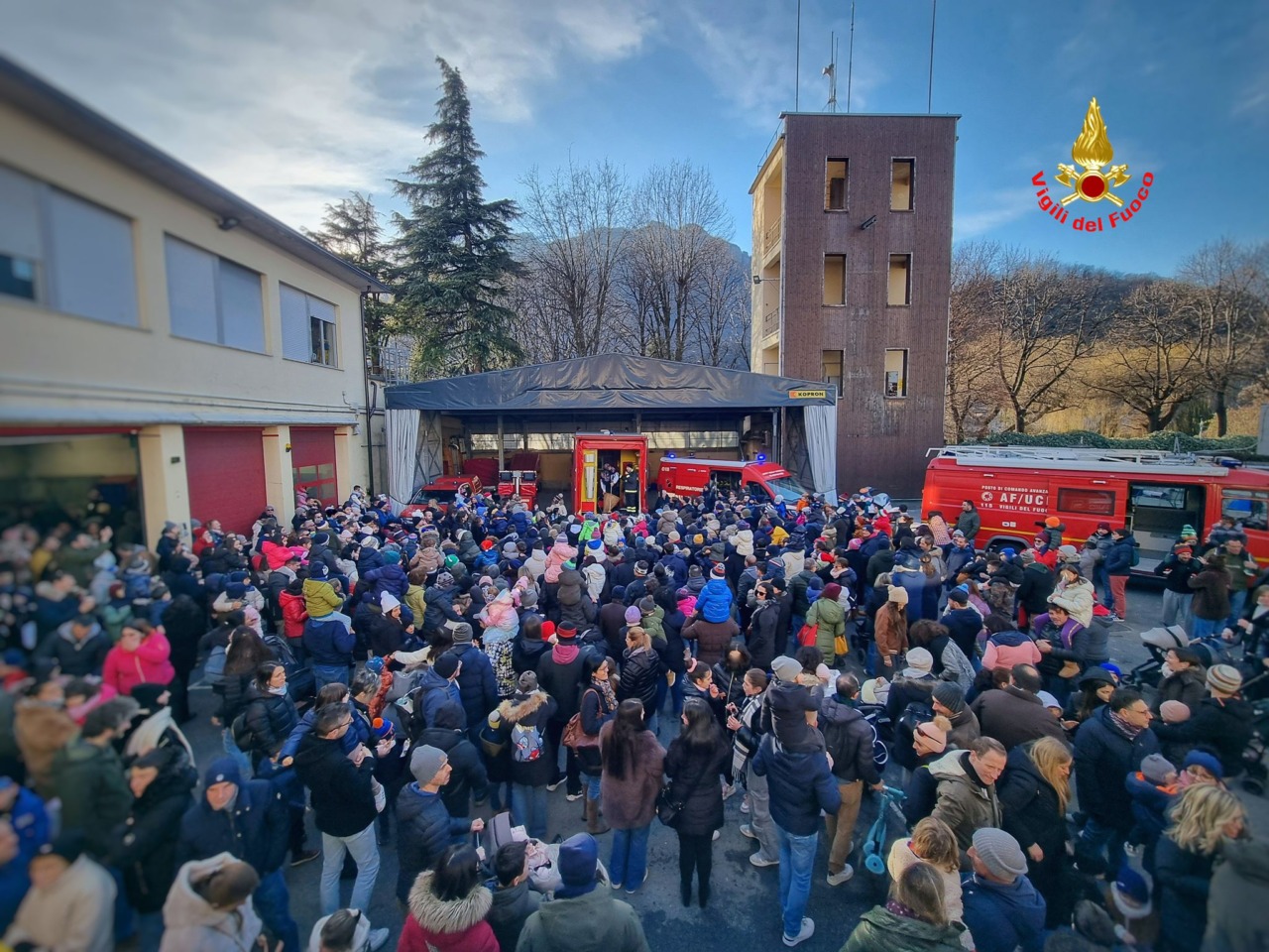 Lecco, grande successo per l’arrivo della Befana dei Vigili del fuoco