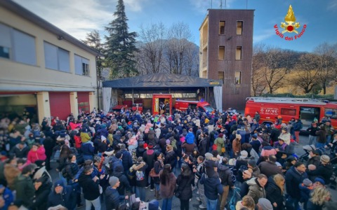 Lecco, grande successo per l’arrivo della Befana dei Vigili del fuoco