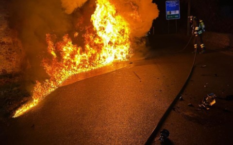 Si schianta in auto, a fuoco sia la vettura che una stalla piena di fieno