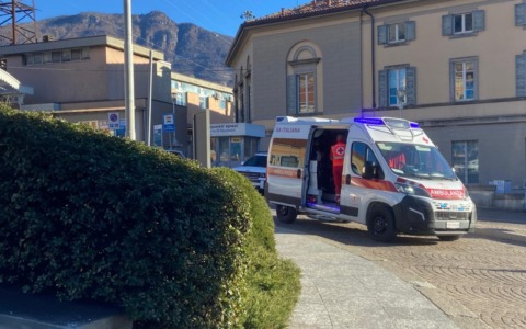 Rapina a bordo treno e aggressione in stazione: arrestato a Lecco