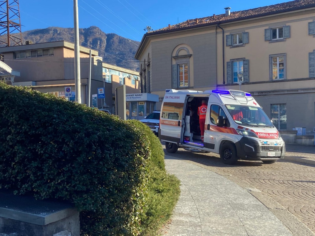 Rapina a bordo treno e aggressione in stazione: arrestato a Lecco