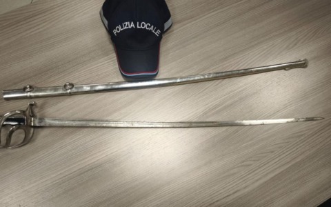 Semina il panico in Brianza armato di sciabola: denunciato un lecchese