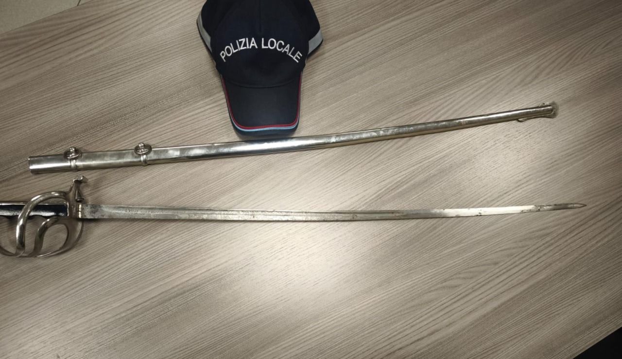 Semina il panico in Brianza armato di sciabola: denunciato un lecchese