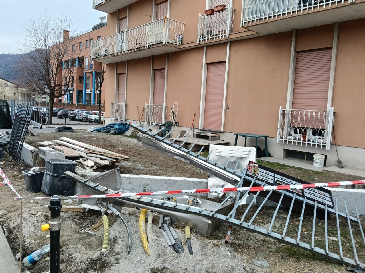 Garlate, auto piomba contro la centralina del gas: 8 famiglie al freddo, evacuata una palazzina