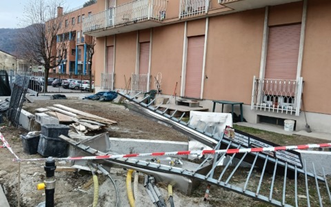 Garlate, auto piomba contro la centralina del gas: 8 famiglie al freddo, evacuata una palazzina