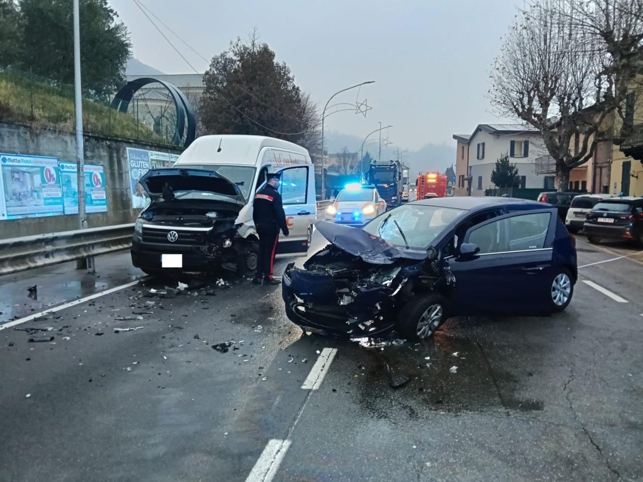 Paura e traffico in tilt a Pescate per un incidente stradale tra auto e furgone