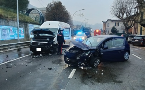 Paura e traffico in tilt a Pescate per un incidente stradale tra auto e furgone