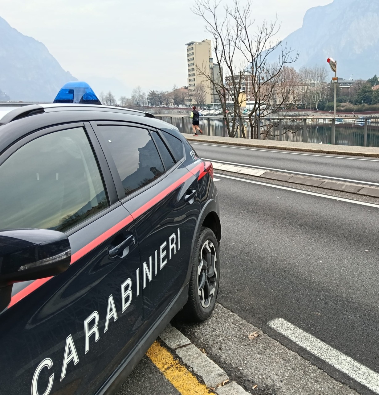 Attimi di terrore a Malgrate: donna salvata dall’acqua