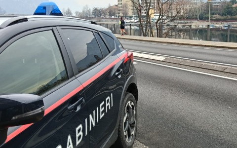 Attimi di terrore a Malgrate: donna salvata dall’acqua
