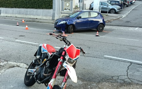 Lecco, scontro auto-moto in Corso Bergamo