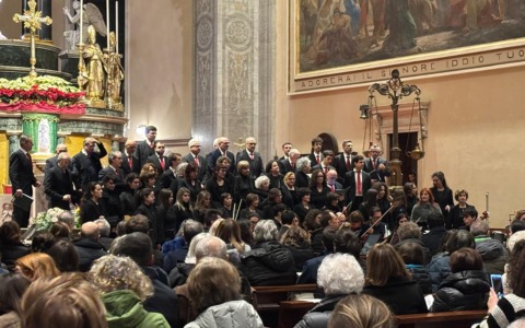 “The Armed Man: a Mass for Peace”: standing ovation per la Corale San Pietro al Monte e l’Orchestra Antonio Vivaldi