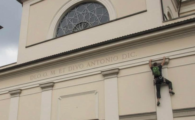 Valmadrera. Scala la facciata della chiesa… ma è soltanto un fotomontaggio