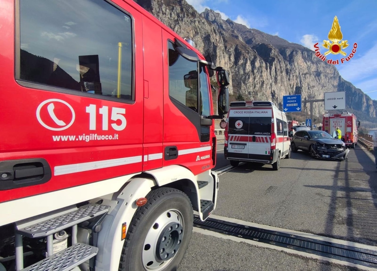 Incidente sulla Statale 36: tre auto coinvolte e due ferite in ospedale