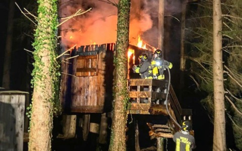 Colico, incendio sauna esterna: Vigili del Fuoco domano le fiamme