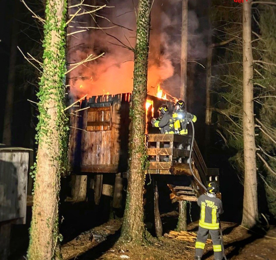 Colico, incendio sauna esterna: Vigili del Fuoco domano le fiamme