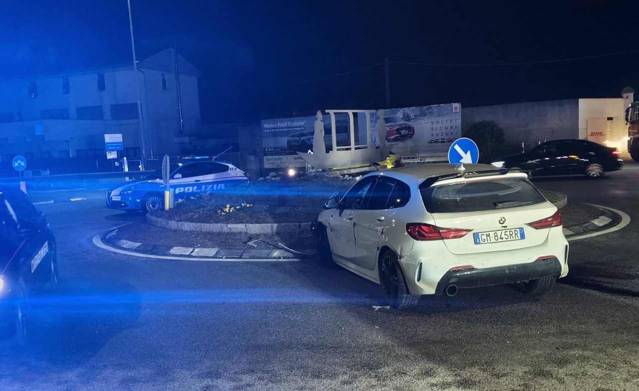 Lecco, BMW rubata ritrovata distrutta a Pescate: il proprietario cerca testimoni
