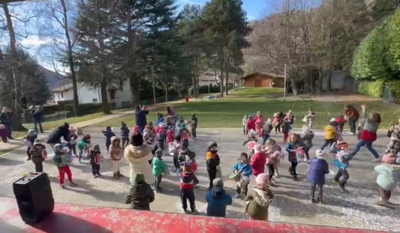 Carnevale coloratissimo alla scuola dell’infanzia di Ballabio