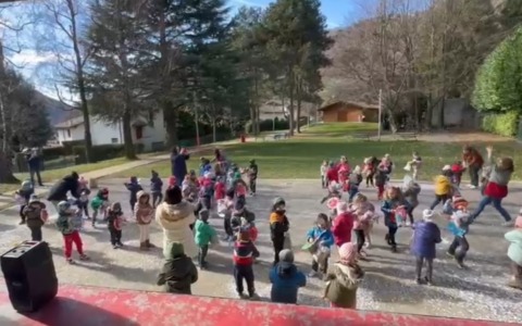 Carnevale coloratissimo alla scuola dell’infanzia di Ballabio