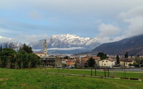 Un parco che nasce dalle idee dei cittadini: a Valmadrera completata la piantumazione di via Leopardi