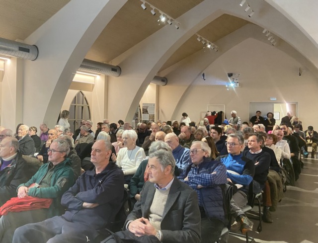 Una veduta della numerosa platea che ha assistito con interesse all'evento, testimoniando il legame della città con la storia della Badoni.