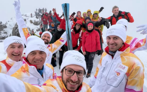 Ieri sul lago e in città, oggi in vetta: la fiaccola olimpica illumina Lecco e la Grignetta