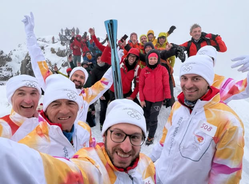 Ieri sul lago e in città, oggi in vetta: la fiaccola olimpica illumina Lecco e la Grignetta