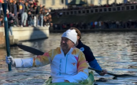Antonio Rossi e “Bebo” Bonomi tedofori: l’epico passaggio della  Fiamma Olimpica in canoa a Milano