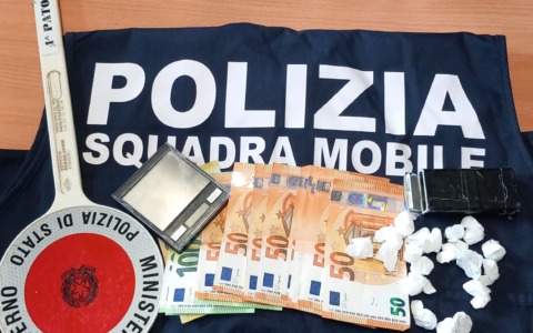 Spaccio a domicilio: arrestati due pusher marocchini dalla Polizia di Stato