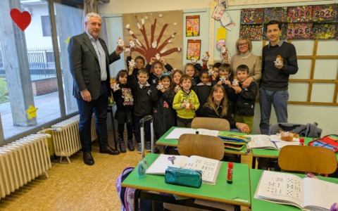 Rogeno, peluches del Parco Valle Lambro ai piccoli alunni e visita al Comune per i bimbi dell’asilo